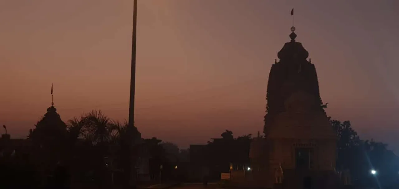  ଅସ୍ତଗାମୀ ସୂର୍ଯ୍ୟର ଲୋହିତ ପରଦା ଉପରେ ଦେବାଳୟ। (ଫଟୋ: ସୁଜିତ, ନାଲକୋନଗର)