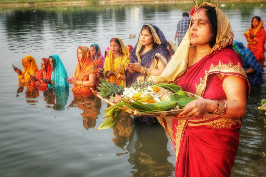  ପରିବାରର ସୁଖ ସମୃଦ୍ଧି କାମନା କରି ସୂର୍ଯ୍ୟଙ୍କୁ ପୂଜାର୍ଚ୍ଚନା କରୁଛନ୍ତି ମହିଳା। (ଫଟୋ: ଚିକୁ, ଅନୁଗୁଳ)