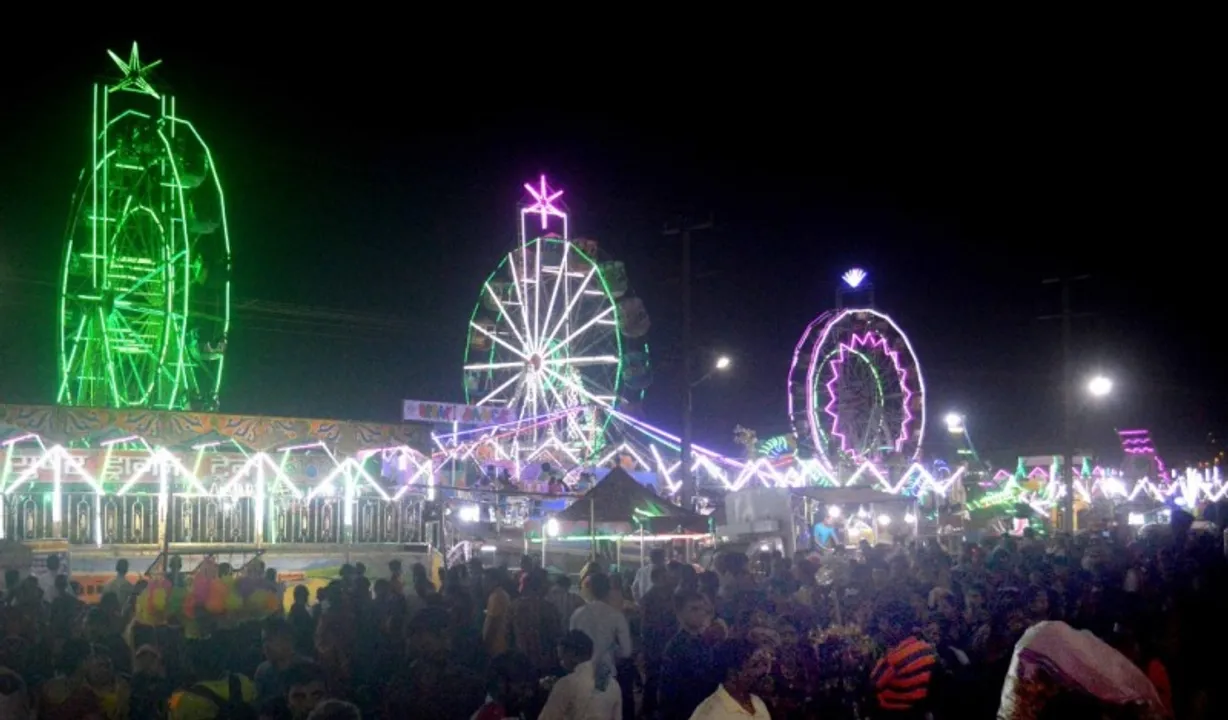  କଟକ ବାଲିଯାତ୍ରରେ ରାମ ଦୋଳିର ମଜା ନେଉଛନ୍ତି ଦର୍ଶକ।