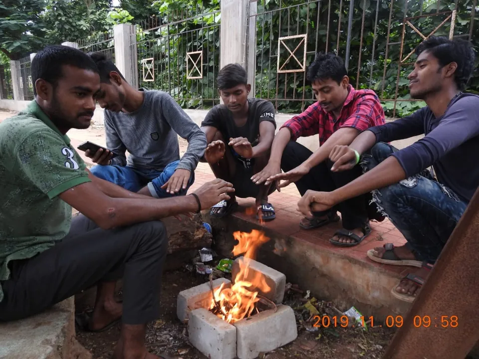  ଶୀତରୁ ରକ୍ଷା ପାଇଁ ନିଆଁର ଆଶ୍ରୟ। (ଫଟୋ: ବିଭୂତି, ଭୁବନେଶ୍ୱର)