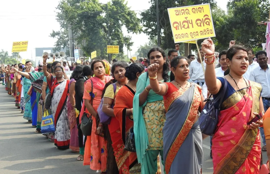  ଭୁବନେଶ୍ୱର: ପିଏମ୍‌ଜି ଛକରେ ମହିଳାଙ୍କ ବିରୋଧ ପ୍ରଦର୍ଶନ।
