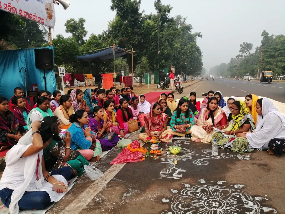  ବିଧାନସଭା ଆଗରେ ମାଣବସା ଗୁରୁବାର ପୂଜାର୍ଚ୍ଚନା କଲେ ମହିଳା ସ୍ୱାସ୍ଥ୍ୟକର୍ମୀ। (ଫଟୋ: ବିଭୂତି, ଭୁବନେଶ୍ୱର)