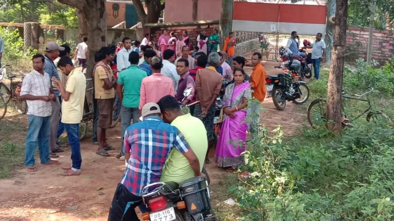  ବେତନଟି: ସରକାରୀ ଉଚ୍ଚ ପ୍ରାଥମିକ ବିଦ୍ୟାଳୟ ଫାଟକରେ ତାଲା ପକାଇଲେ ପ୍ରତିବାଦକାରୀ