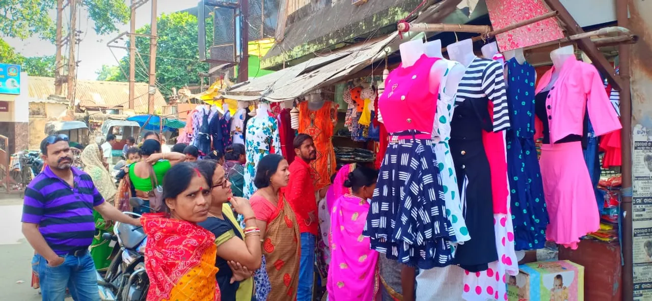  ପ୍ରଥମାଷ୍ଟମୀ ପାଇଁ ପୋଷାକ ଦୋକାନରେ ଭିଡ଼। (ଫଟୋ: ମନୋଜ, ବାଲେଶ୍ୱର)