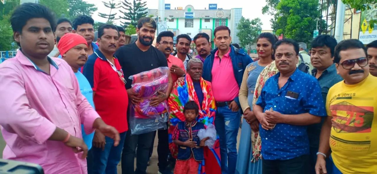  ବାଲେଶ୍ୱର: ଷ୍ଟେସନ ପରିସରରେ ଯାତ୍ରା ଦୁନିଆ କଳାକାର ପକ୍ଷରୁ ଶୀତବସ୍ତ୍ର ବଣ୍ଟନ।