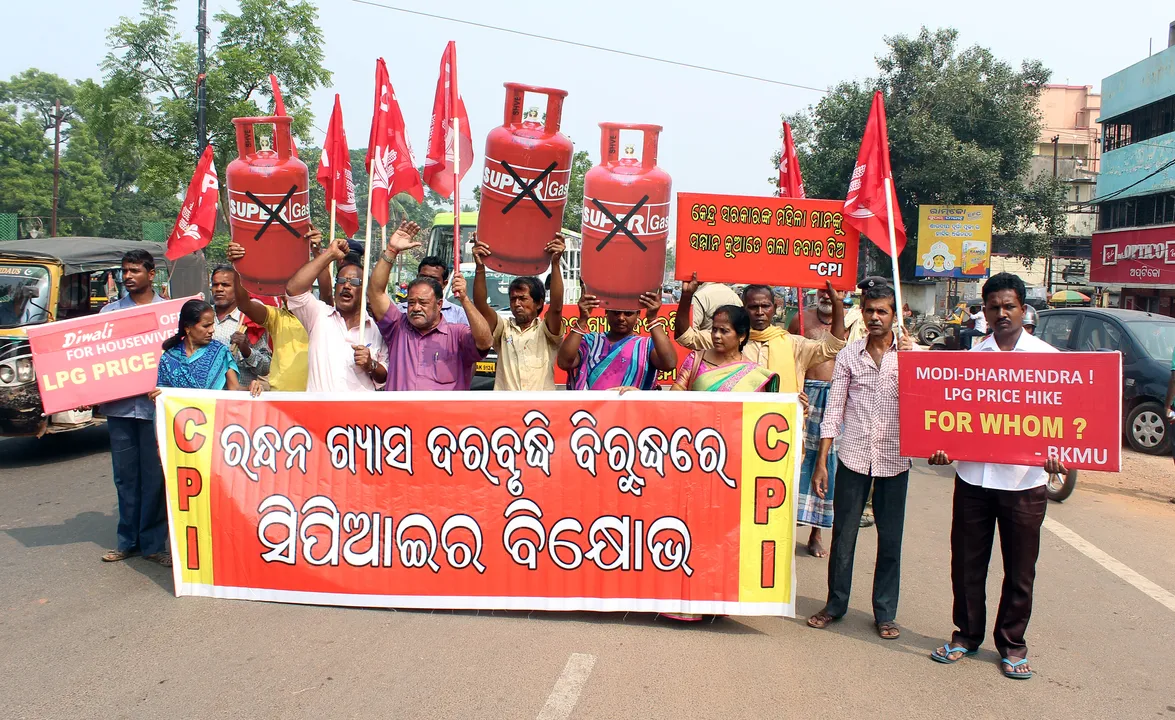  ଗ୍ୟାସ୍‌ ସିଲିଣ୍ଡର ଦର ବୃଦ୍ଧି ପ୍ରତିବାଦରେ ସିପିଆଇର ବିକ୍ଷୋଭ