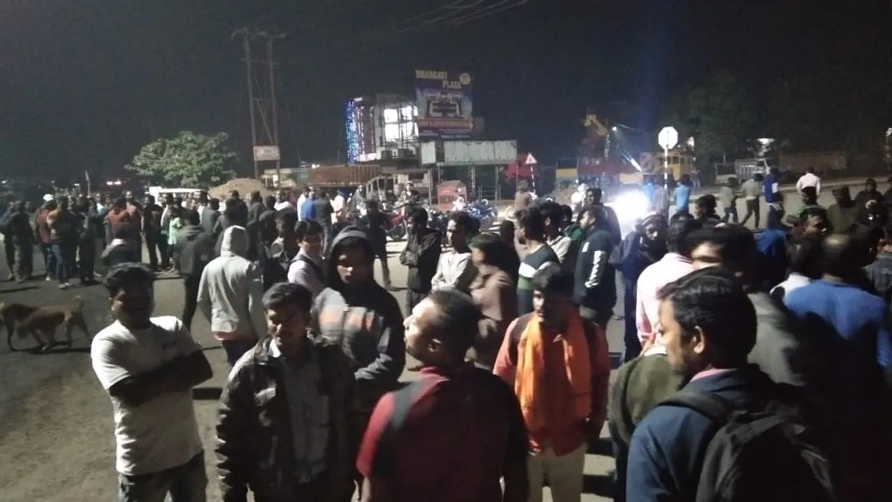  ବାଇକ୍‌ ଆରୋହୀଙ୍କ ଉପରେ ଚଢ଼ିଗଲା ୧୮ ଚକିଆ ଟ୍ରକ, ରାସ୍ତା ଅବରୋଧ କଲେ ଉତ୍ତେଜିତ ଲୋକେ