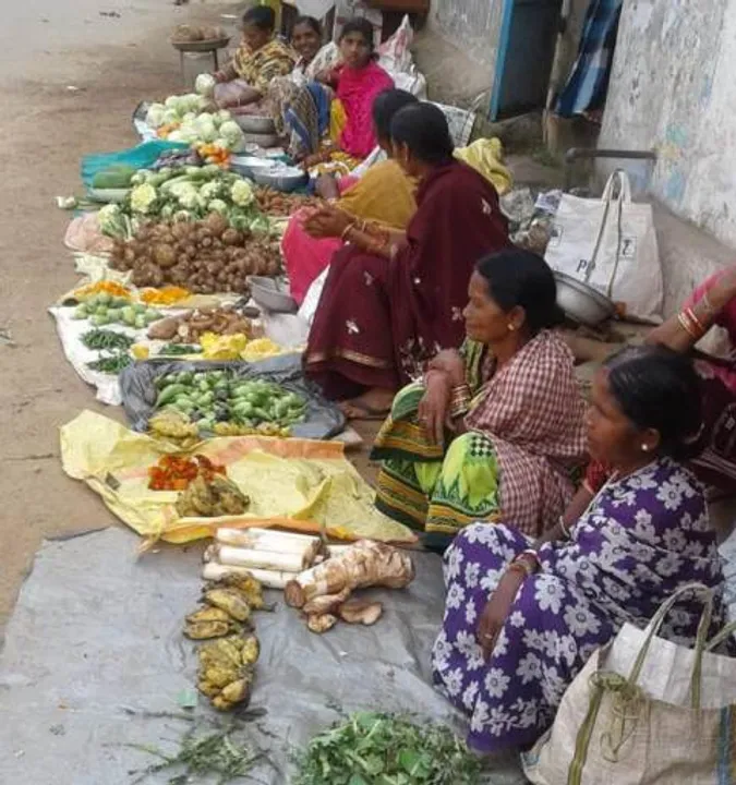  ସହରର ମୁଖ୍ୟ ସଡକ ଉପରେ ପରିବା ବଜାର, ଚାଷୀଙ୍କ ପ୍ରତି ଦରଦ ନାହିଁ କାହାର