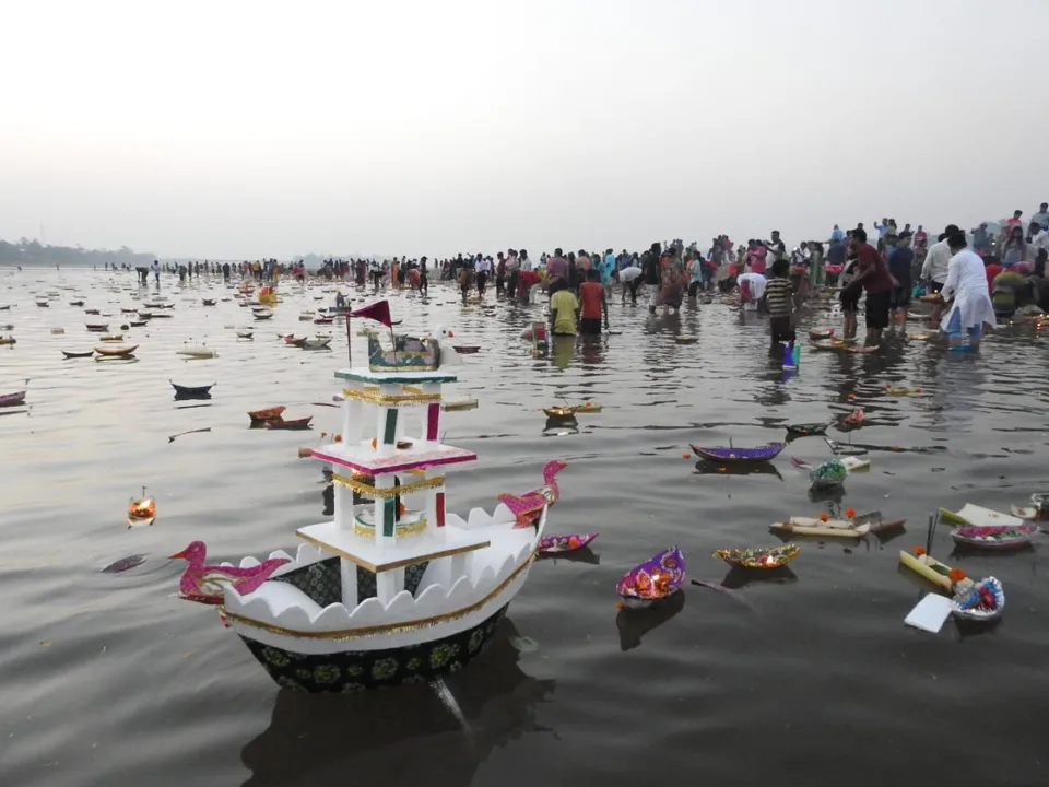  କୁଆଖାଇରେ ସୋଲରୁ ନିର୍ମିତ ବୋଇତ ଆକୃତିର ଡଙ୍ଗା। (ଫଟୋ: ବିଭୂତି)
