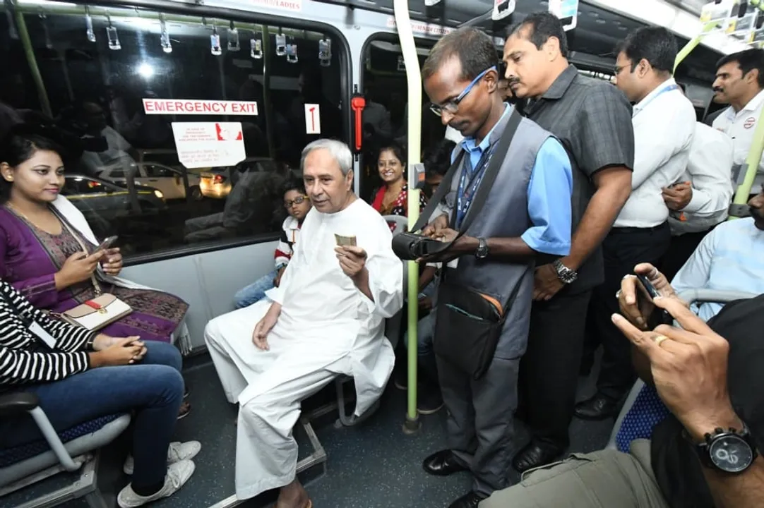  ‘ମୋ ବସ୍’ରେ ମନ ଜିଣିଲେ ମୁଖ୍ୟମନ୍ତ୍ରୀ ନବୀନ ପଟ୍ଟନାୟକ : କୁନି ପିଲାକୁ ଅଟୋଗ୍ରାଫ୍ ଦେଲେ, ଯାତ୍ରୀମାନଙ୍କ ସହ ସେଲ୍ଫି ନେଲେ