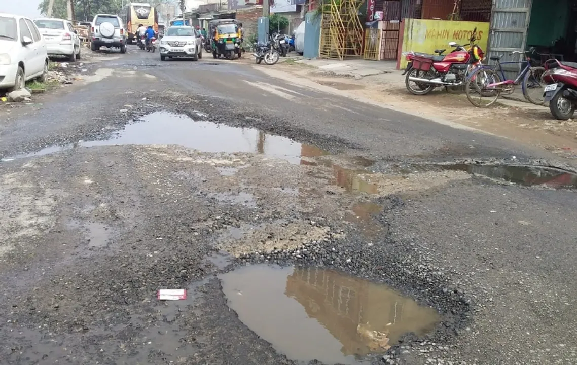  ମରଣଯନ୍ତା ପାଲଟିଛି ନବକଳେବର ରାସ୍ତା : ଆଣ୍ଠୁଏ ଖାଲ ସାଙ୍ଗକୁ ରାସ୍ତାରେ ଚାଲିଛି ନର୍ଦମା ପାଣି, ଲୋକେ ଭୋଗୁଛନ୍ତି ନର୍କ ଯନ୍ତ୍ରଣା