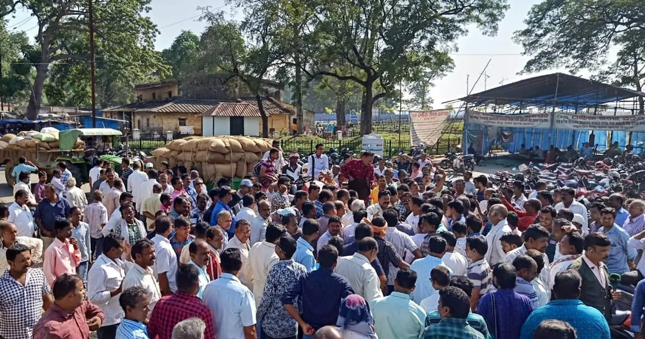  ଅନଲାଇନ୍ ଟୋକନ୍ ବ୍ୟବସ୍ଥାକୁ ବିରୋଧ : ପ୍ରତ୍ୟାହାର ଲାଗି ଦେଇଥିବା ସମୟସୀମା ଟପିବା ପରେ ଆନ୍ଦୋଳନକୁ ଓହ୍ଲାଇଲେ ଚାଷୀ, ଜିଲ୍ଲାପାଳଙ୍କ ଅଫିସ ସମ୍ମୁଖରେ ଗଦା କରିବେ ଧାନ