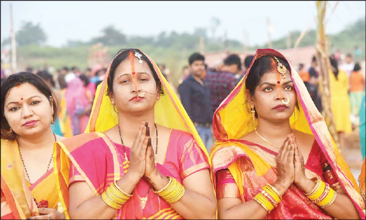  ‘ଛଟ୍‌’ ପାଇଁ କୁଆଖାଇ ନଦୀ ପଠା ଲୋକାରଣ୍ୟ, ପରିବାରର ଶୁଭ ମନାସିଲେ ବିହାରୀ ମହିଳା