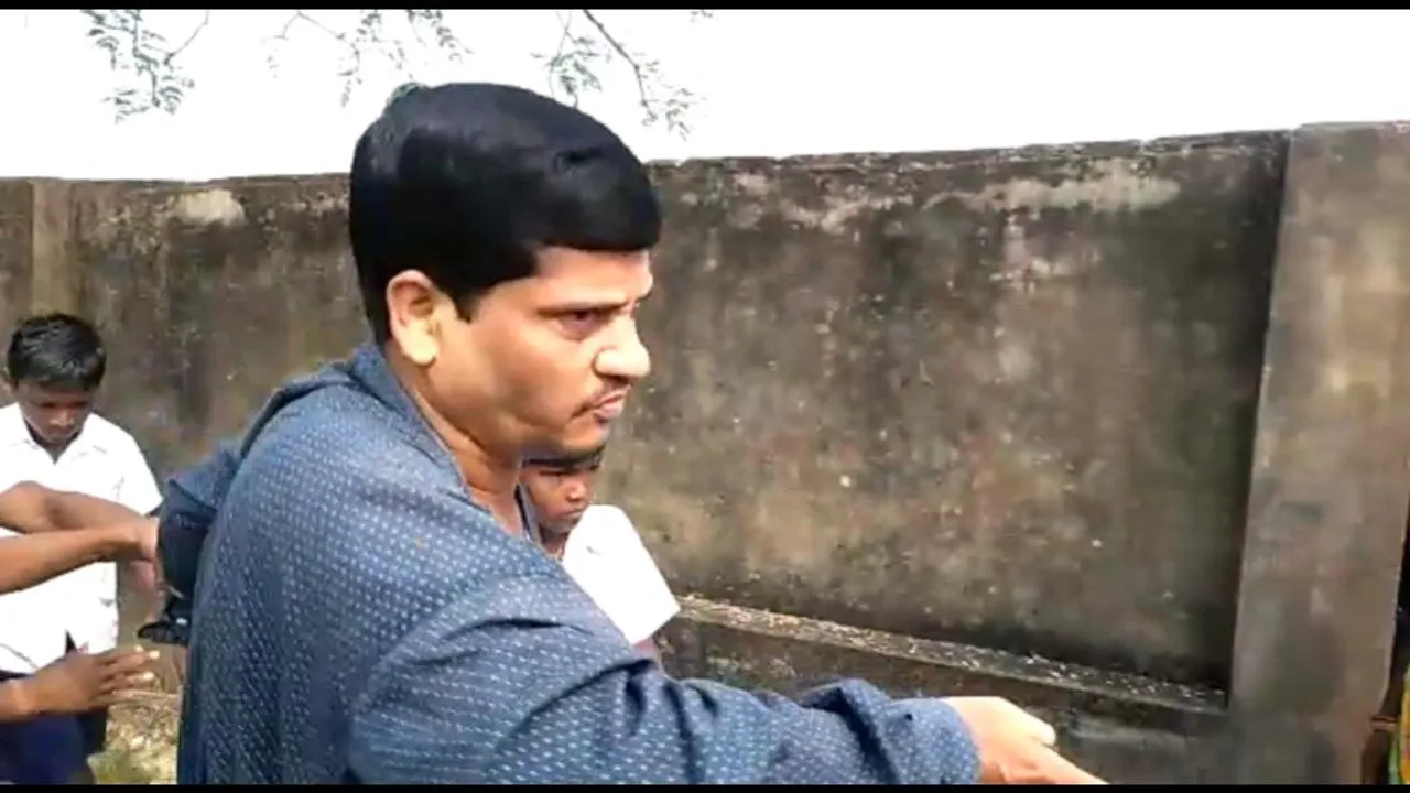  ପ୍ରଧାନ ଶିକ୍ଷକ ଓ ସୁପରିଣ୍ଟେଣ୍ଡେଣ୍ଟ୍‌ଙ୍କୁ ବାହାର କରି ଆବାସିକ ବିଦ୍ୟାଳୟରେ ତାଲା ପକାଇଲେ ଛାତ୍ରୀ ଓ ଅଭିଭାବକ