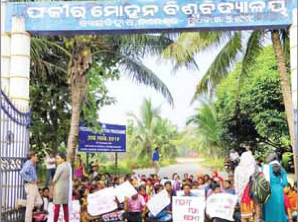  ଏଫ୍ଏମ୍‌ ବିଶ୍ବବିଦ୍ୟାଳୟରେ ବିଏଡ୍‌ ଓ ଏମ୍‌ଏଡ୍‌ ଛାତ୍ରଛାତ୍ରୀଙ୍କ ବିକ୍ଷୋଭ