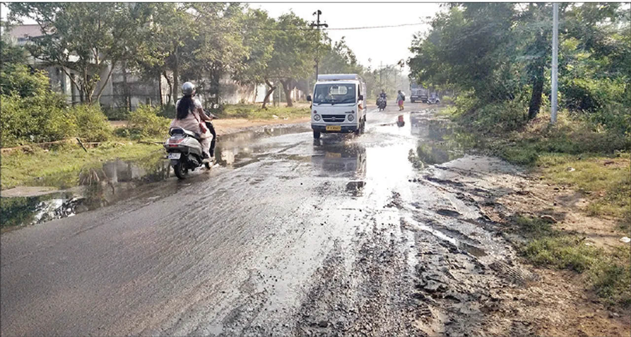  ରାସ୍ତାରେ ଭାସୁଛି ନର୍ଦ୍ଦମା ପାଣି, ଶୁଣୁ ନାହାନ୍ତି ୱାର୍ଡ ଅଧିକାରୀ