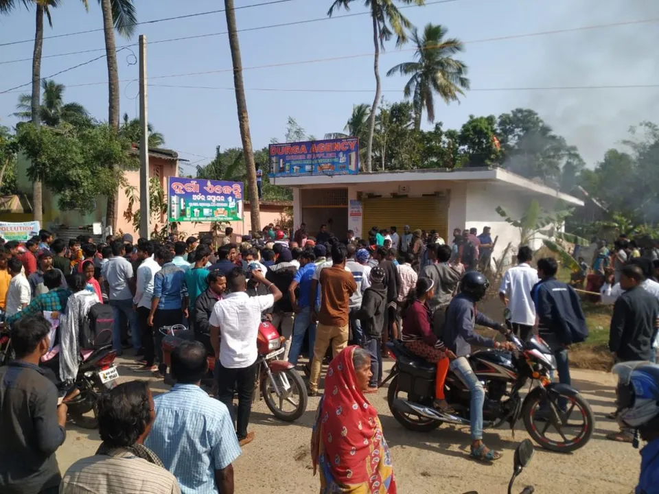  ଦୁର୍ଗା ଏଜେନ୍ସି ଠକେଇ ଘଟଣା : ଦୋକାନରୁ ଜିନିଷ ଜବତ ବେଳେ ପୁଲିସ-ଜନତା ଧସ୍ତାଧସ୍ତି