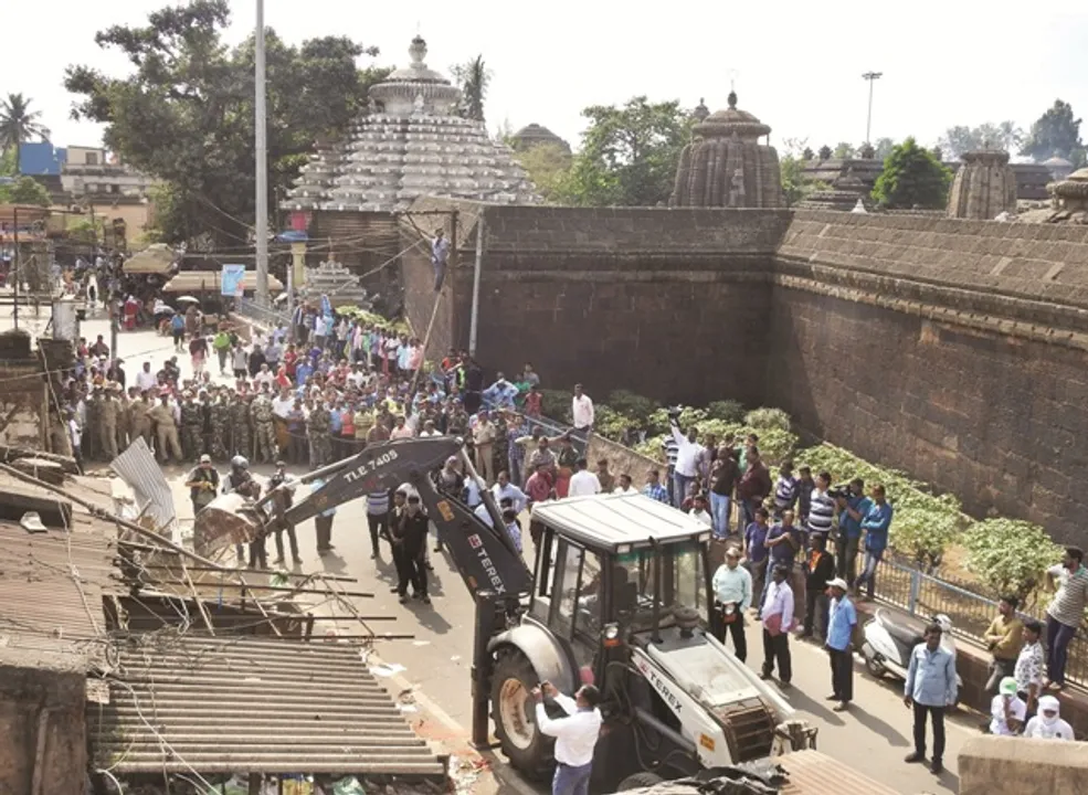  ଆରମ୍ଭ ହେଲା ଶ୍ରୀଲିଙ୍ଗରାଜ ମନ୍ଦିର ଚତୁଃପାର୍ଶ୍ବ ଉଚ୍ଛେଦ
