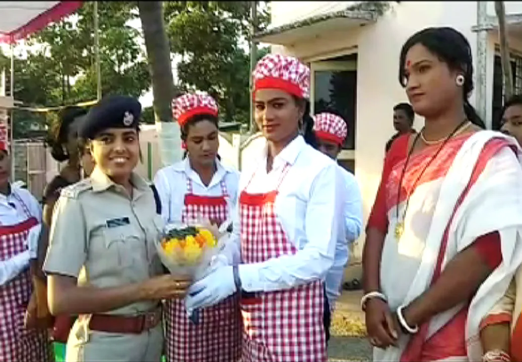  କିନ୍ନରଙ୍କ ପାଇଁ ଓମଫେଡ ପାର୍ଲର ଖୋଲିଲେ ଗଜପତି ଆରକ୍ଷୀ ଅଧୀକ୍ଷକ ସାରା ଶର୍ମା