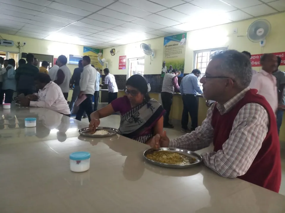  ଆହାର କେନ୍ଦ୍ରରେ ମଧ୍ୟାହ୍ଣ ଭୋଜନ ଖାଇଲେ ଗୃହ ସଚିବ ସଂଜୀବ ଚୋପ୍ରା
