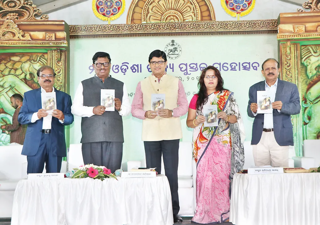  ୯ମ ଦିନରେ ପୁସ୍ତକ ମହୋତ୍ସବ : ଭାଙ୍ଗି ଯାଉଥିବା ଆସ୍ଥାକୁ ଯୋଡ଼ୁଥିବା ବହି ଲୋକପ୍ରିୟ ହୁଏ