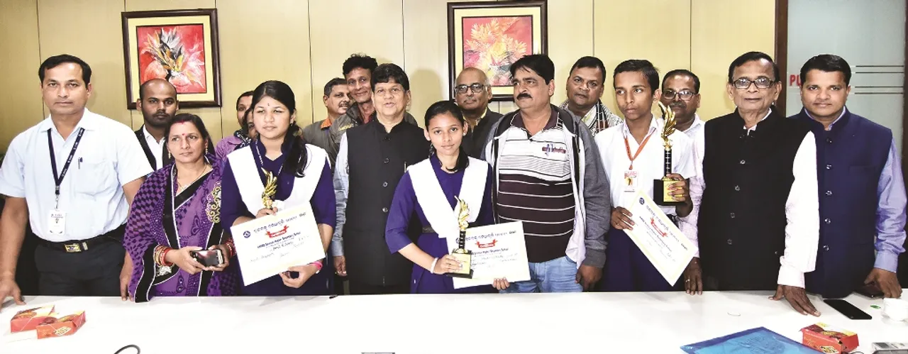  ୩ କୃତୀ ପ୍ରତିଯୋଗୀଙ୍କୁ ବ୍ରଜବନ୍ଧୁ ମେଧାବୃତ୍ତି ପୁରସ୍କାର : ‘ବଡ଼ ଲୋକଙ୍କ ଆତ୍ମଜୀବନୀ ଆତ୍ମବିଶ୍ୱାସ ବଢ଼ାଇବ’