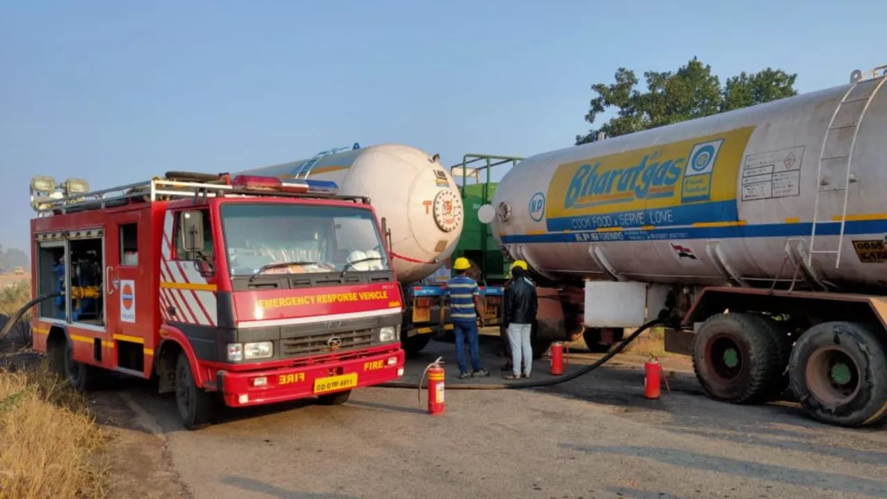  ଦୁର୍ଘଟଣାଗ୍ରସ୍ତ ଗ୍ୟାସ୍ ଟ୍ୟାଙ୍କରରୁ ଜାରି ରହିଛି ଗ୍ୟାସ୍ ସ୍ଥାନାନ୍ତରଣ ପ୍ରକ୍ରିୟା