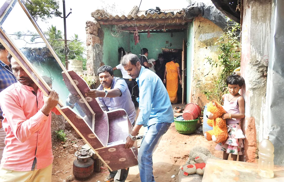  ଶ୍ରୀଲିଙ୍ଗରାଜ ମନ୍ଦିର ନିକଟରୁ ଉଚ୍ଛେଦ ଘଟଣା : କିଛି ଶୁଣିଲେନି, ଭାଙ୍ଗିଲେ, ଆଜି ମୁରବିଙ୍କ ଆଲୋଚନା