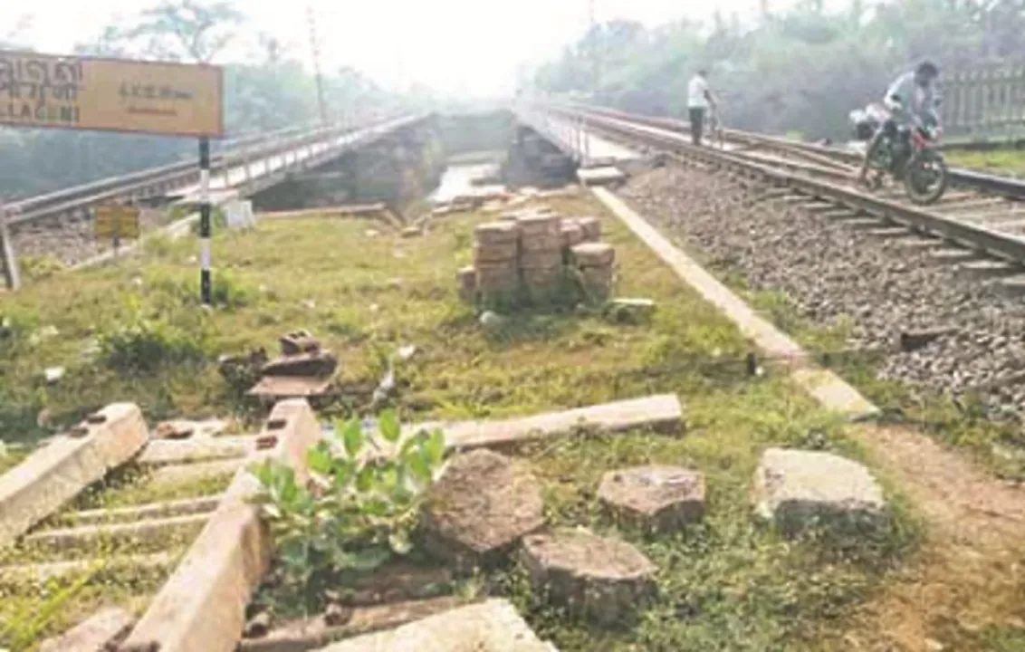  ନିରାକାରପୁର : ନିର୍ମାଣଧୀନ ପ୍ରଧାନମନ୍ତ୍ରୀ ଗ୍ରାମସଡ଼କର ପୋଲ କାମ ଶେଷ ହେଉନଥିବାରୁ ବିପଜ୍ଜନକ ଭାବେ ରେଳପୋଲ ଉପରେ ଯାତାୟତ କରୁଛନ୍ତି ଗ୍ରାମବାସୀ
