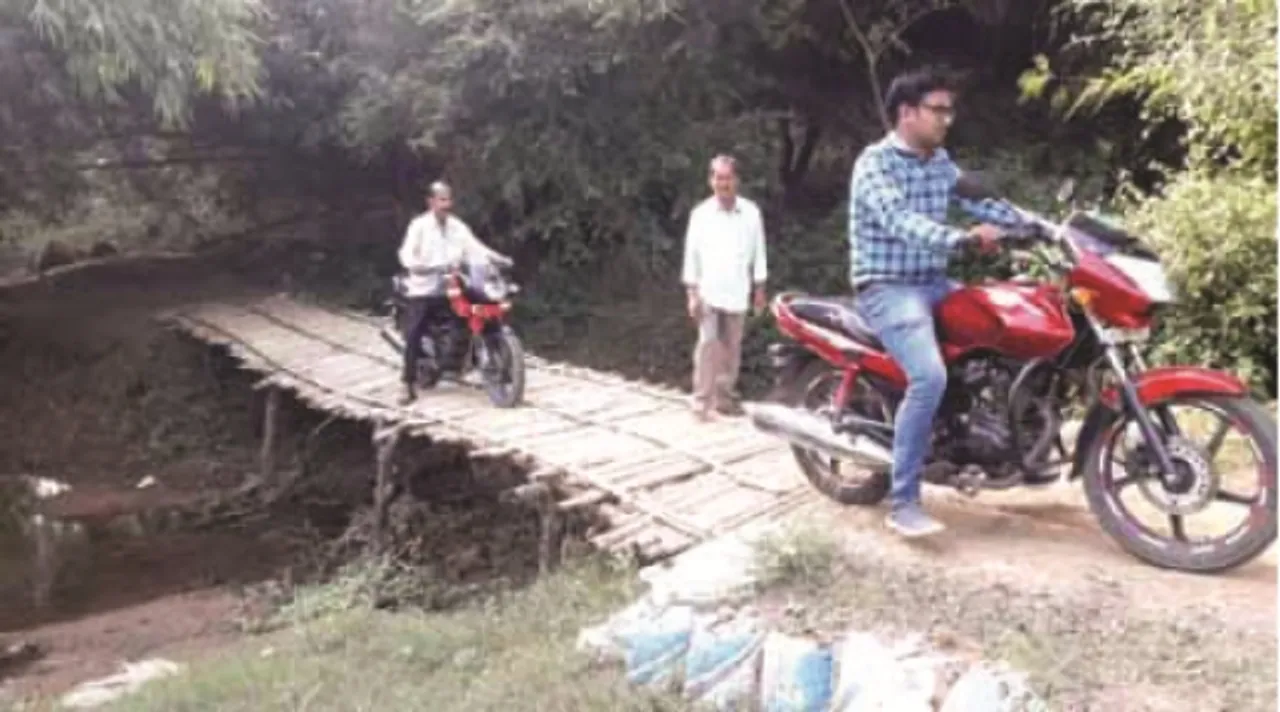  ଭାପୁର ବ୍ଲକ୍‌ ବିଜିପୁର ପଞ୍ଚାୟତରେ ପ୍ରଧାନମନ୍ତ୍ରୀ ସଡ଼କ ନିର୍ମାଣ ଅଧାପନ୍ତରିଆ : ଭରସା ସାଜିଛି ବାଉଁଶ ପୋଲ, ବିପଦପୂର୍ଣ୍ଣ ଅବସ୍ଥାରେ ଯିବାଆସିବା କରୁଛନ୍ତି ଲୋକେ