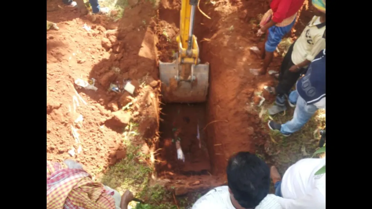  ବଡ଼ ଜ୍ୱାଇଁ ଝିଅକୁ ହତ୍ୟା କରିଥିବା ସନ୍ଦେହ କରି ୨୨ମାସ ପରେ ଶବକୁ କବରରୁ ବାହାର କରି ବ୍ୟବଚ୍ଛେଦ ପାଇଁ ପଠାଇଲେ ବାପା
