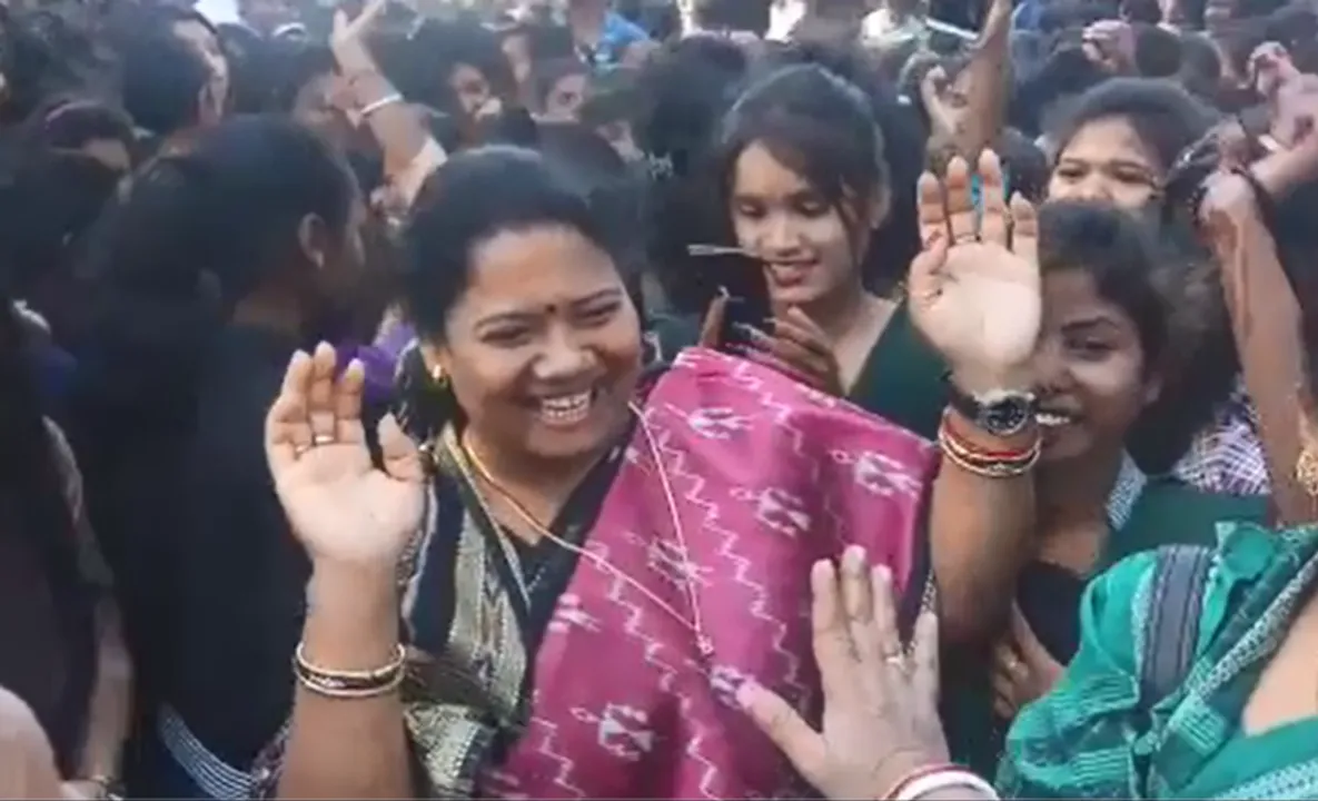  ନିଜେ ନାଚି ଛାତ୍ରୀଙ୍କୁ ନଚାଇଲେ ସୁନ୍ଦରଗଡ଼ ବିଧାୟିକା କୁସୁମ ଟେଟେ