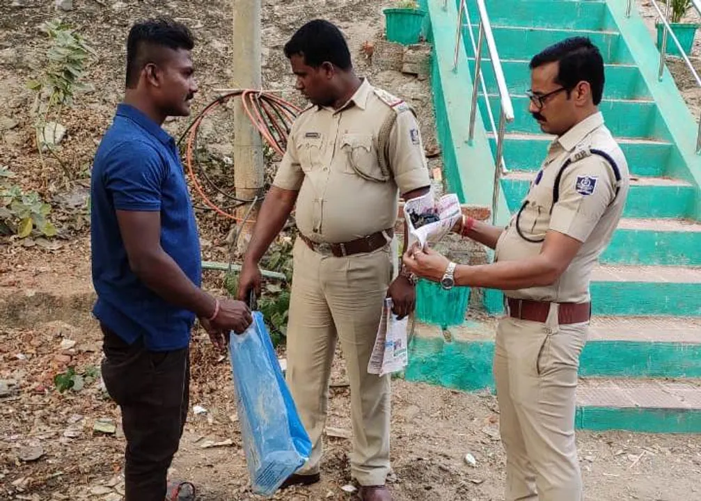 ଯୁବକଙ୍କୁ ଜିଅନ୍ତା ଜାଳିବାକୁ ଉଦ୍ୟମ, ପେଟ୍ରୋଲ ଢାଳିବା ପରେ ନିଆଁ ଲଗାଇ ୨ ଦୁର୍ବୃତ୍ତ ଫେରାର