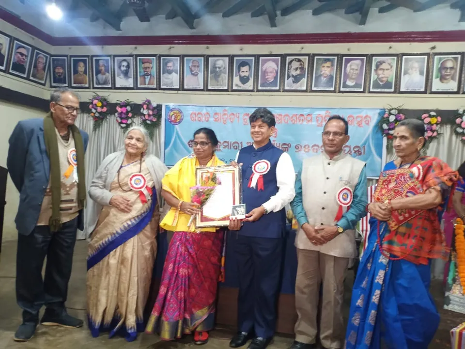  ‘ଶରତ ସାରସ୍ୱତ ସମ୍ମାନ’ରେ ସମ୍ମାନିତ ହେଲେ ଡକ୍ଟର ବାସନ୍ତୀ ମହାନ୍ତି