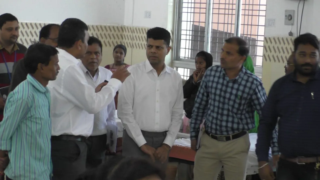  ଝାରସୁଗୁଡ଼ାରେ ମୁଖ୍ୟ ଚିକିତ୍ସାଳୟ ପରିଦର୍ଶନ କରି ରୋଗୀଙ୍କ ସହ କଥା ହେଲେ ୫-ଟି ସଚିବ