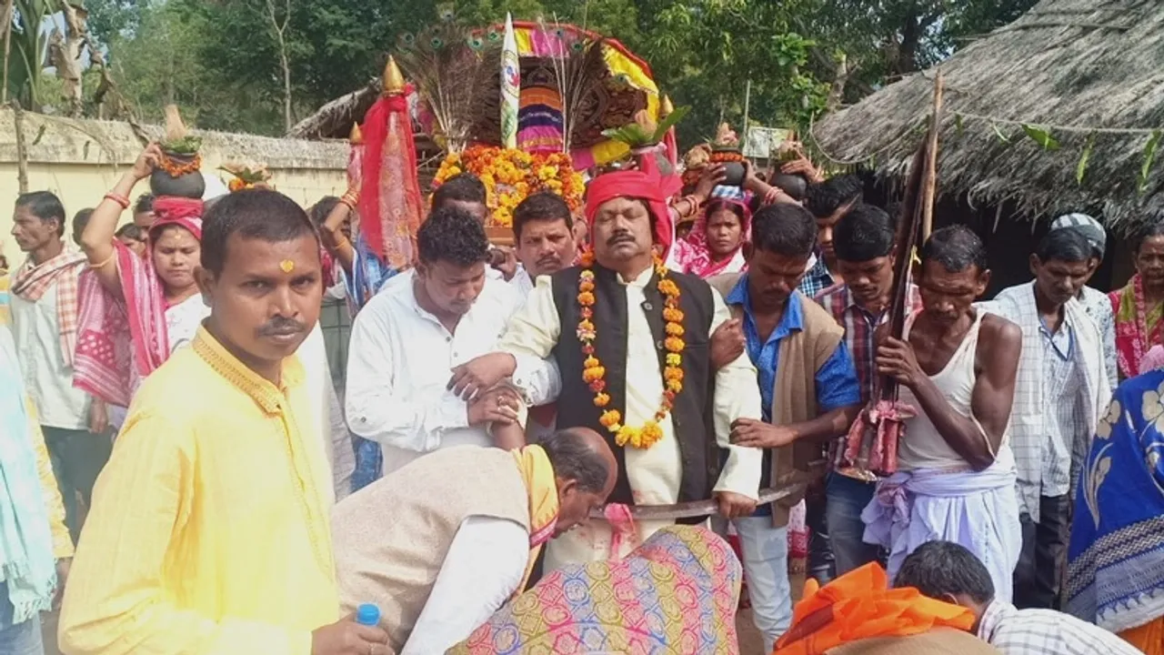  ଆଠମଲ୍ଲିକ ବିଧାୟକଙ୍କୁ ଲାଗିଲା କାଳିସୀ! କଳସ ଶୋଭାଯାତ୍ରା ବେଳେ ଥରିଲେ, ଠାକୁରାଣୀ ଭାବି ପୂଜ‌ା କଲେ ଶ୍ରଦ୍ଧାଳୁ