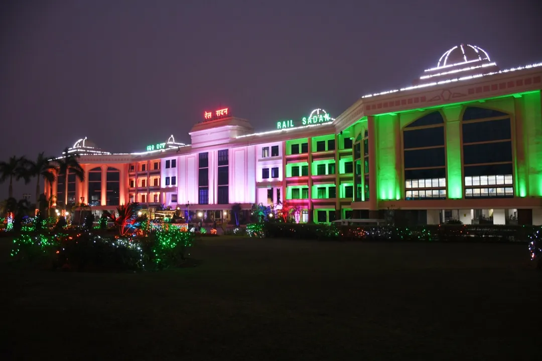  ସାଧାରଣତନ୍ତ୍ର ଦିବସ ପୂର୍ବରୁ ଆଲୋକମାଳାରେ ଝଲସୁଛି ରେଳ ସଦନ।