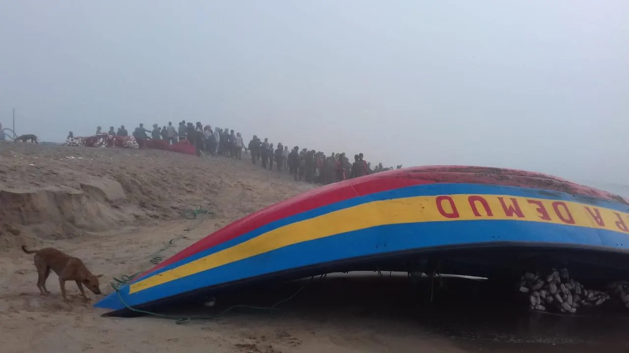  ସମୁଦ୍ରରେ ଦୁଇଟି ଡଙ୍ଗା ମଧ୍ୟରେ ଧକ୍କା, ଗୋଟିଏ ଡଙ୍ଗା ଦି’ଫାଳ