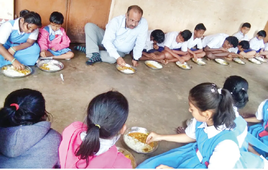  ମନ୍ତ୍ରୀ ପରଖିଲେ ମଧ୍ୟାହ୍ନ ଭୋଜନ: ପରଷିଲେ, ପିଲାଙ୍କ ସହ ଖାଇଲେ