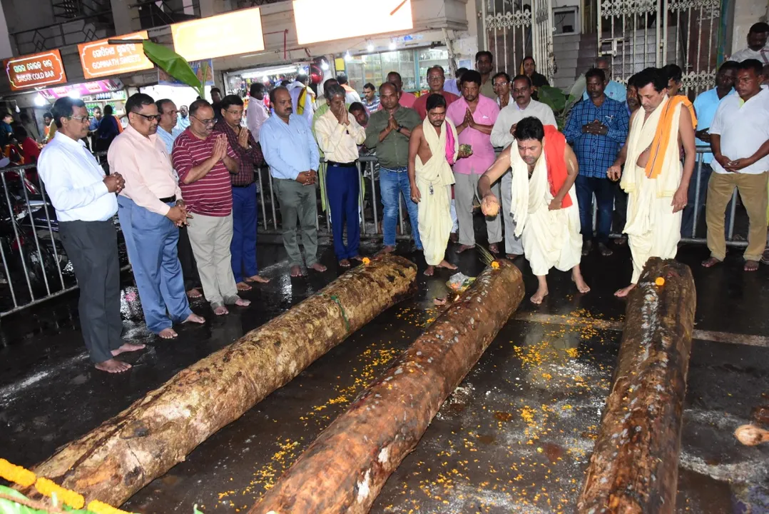  ରଥକାଠ ଅନୁକୂଳ: ଶ୍ରୀଜିଉଙ୍କ ତିନି ରଥ ପାଇଁ ରଥଖଳାରେ ପୂଜା ହେଲା ତିନି ରଥକାଠ