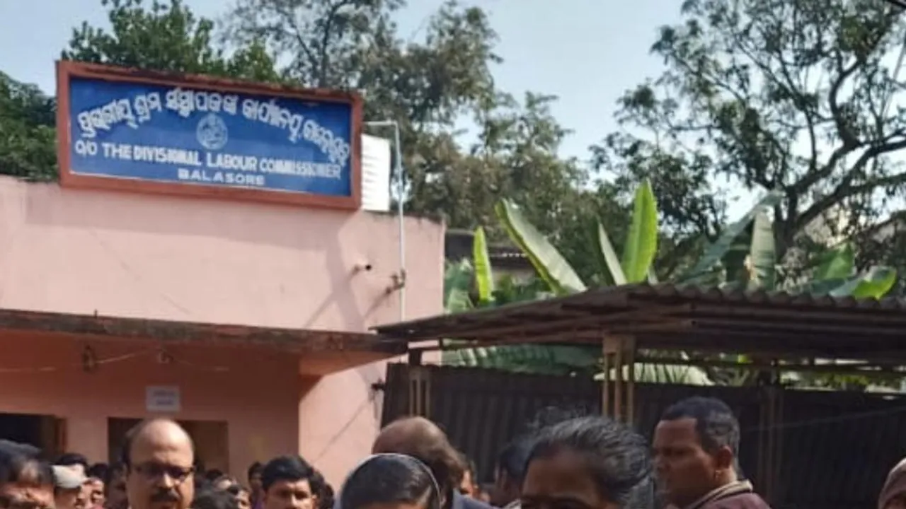  ଲାଞ୍ଚ ନେଇ ଭିଜିଲାନ୍‌ସ୍‌ ହାତରେ ଧରାପଡ଼ିଲେ ଶ୍ରମ କାର୍ଯ୍ୟାଳୟ କିରାଣି ଓ ଡାଟା ଏଣ୍ଟ୍ରି ଅପରେଟର୍‌