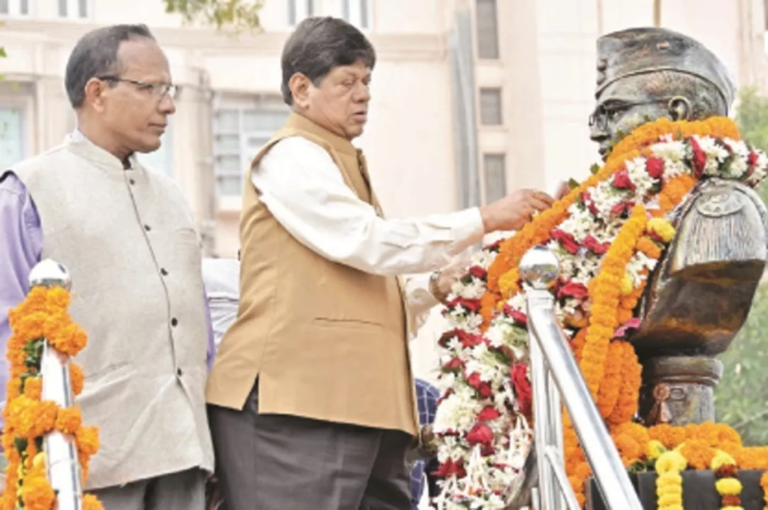  ନେତାଜୀଙ୍କ ପ୍ରତିମୂର୍ତ୍ତିରେ ସୌମ୍ୟରଂଜନଙ୍କ ମାଲ୍ୟାର୍ପଣ