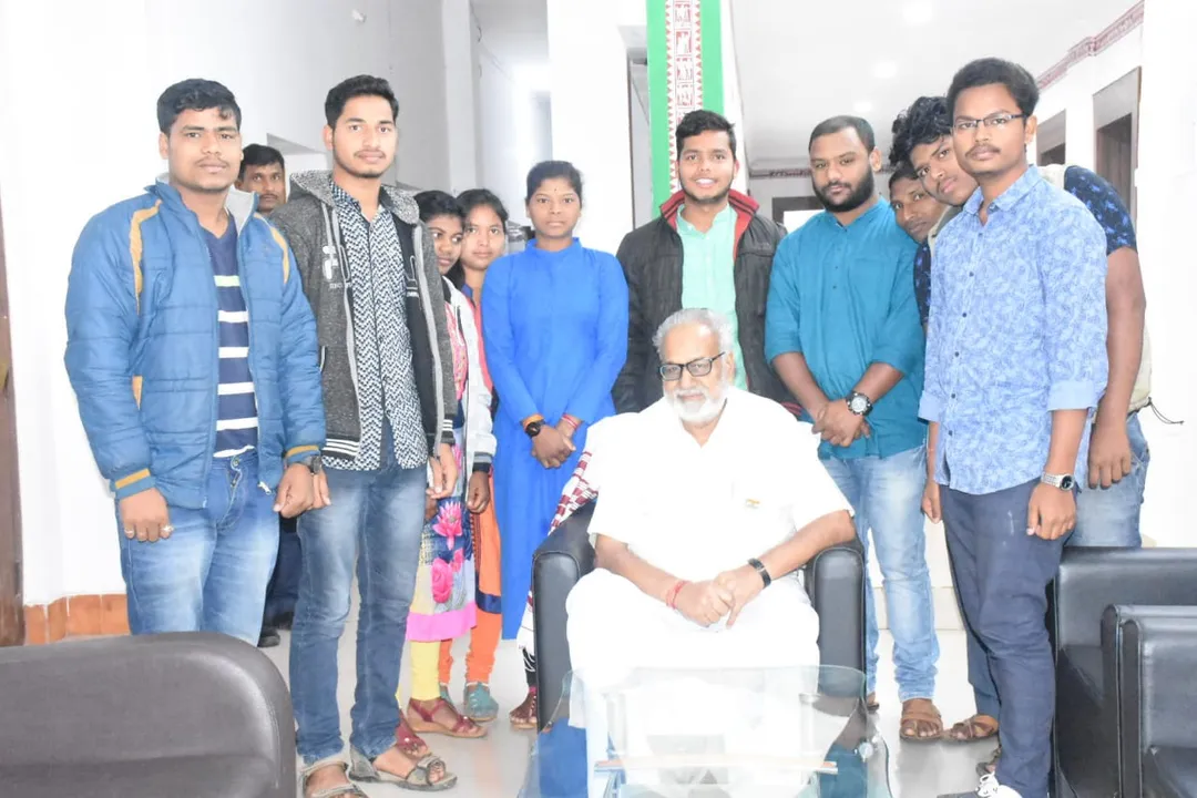  ରାଜ୍ୟପାଳଙ୍କୁ ଭେଟି କନ୍ଧମାଳରେ ଖାଲି ଥିବା ଅଧ୍ୟାପକ ପଦବି ପୂରଣ ଦାବି ଜଣାଇଲା ଏବିଭିପି
