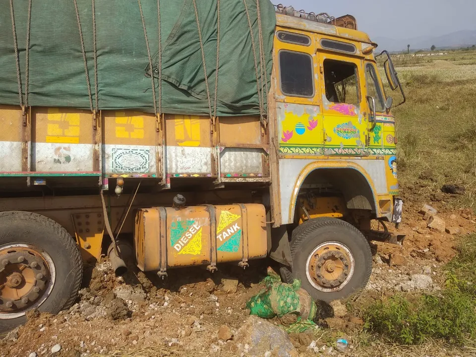  ବ୍ରତଘରରେ ଯୋଗ ଦେବାକୁ ସ୍ବାମୀ-ସ୍ତ୍ରୀ ଲୁନାରେ ଯାଉଥିବା ବେଳେ ଧକ୍କା ଦେଲା ଟ୍ରକ୍, ଦମ୍ପତି ମୃତ