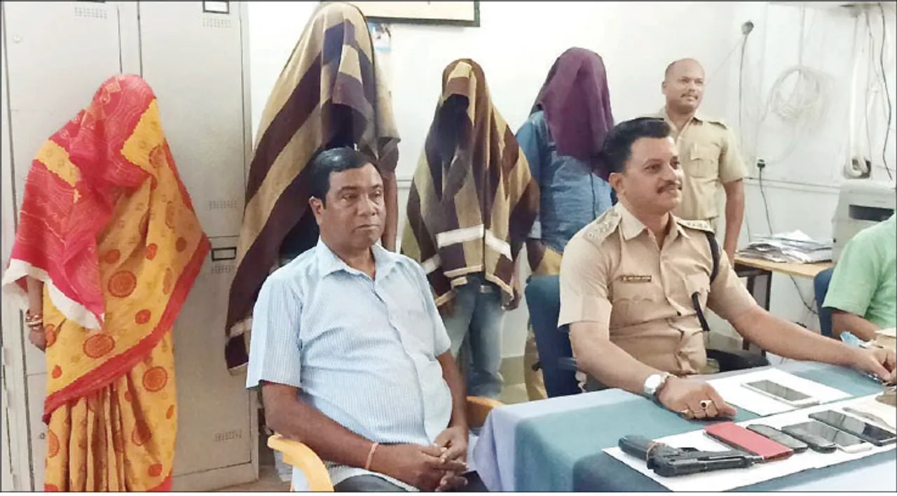  ମହିଳାଙ୍କ ସମେତ ୪ ଲୁଟେରା ଗିରଫ: ୪୭ ହଜାର ଟଙ୍କା, ବୁଲେଟ୍ ମୋଟର ସାଇକେଲ୍‌, ନକଲି ପିସ୍ତଲ ଜବତ