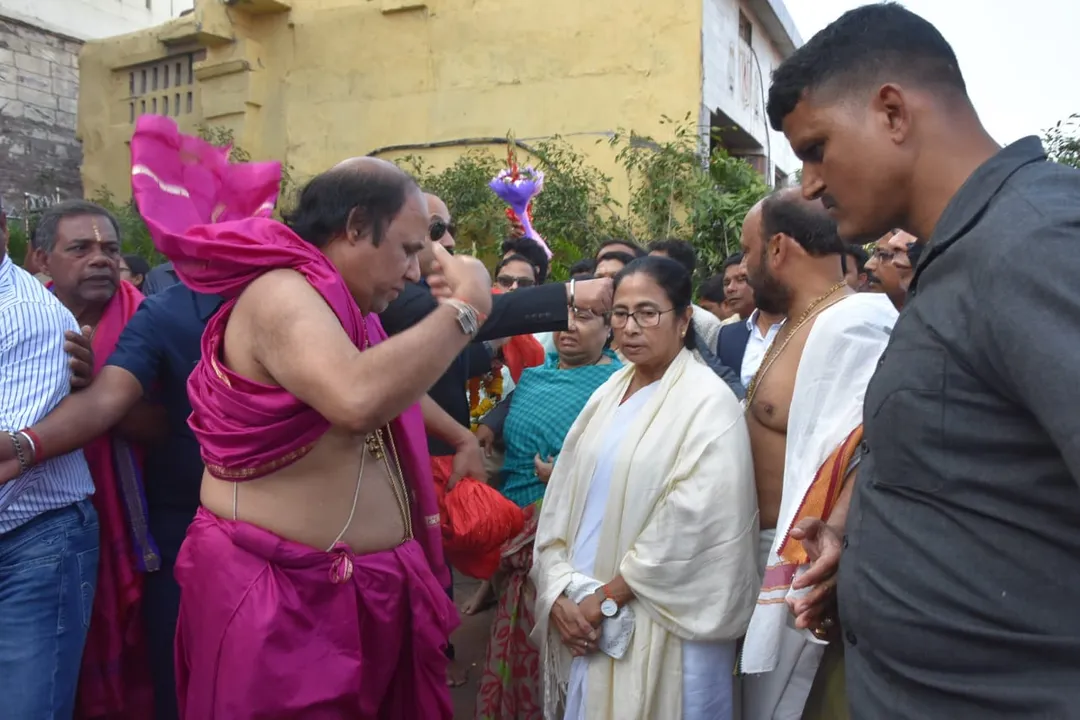  ଶ୍ରୀଜଗନ୍ନାଥଙ୍କ ନିକଟରେ ଦୀପ ଜାଳି ବିଶ୍ୱ ଶାନ୍ତି ପାଇଁ ଆଶୀର୍ବାଦ ମାଗିଲେ ପଶ୍ଚିମବଙ୍ଗ ମୁଖ୍ୟମନ୍ତ୍ରୀ