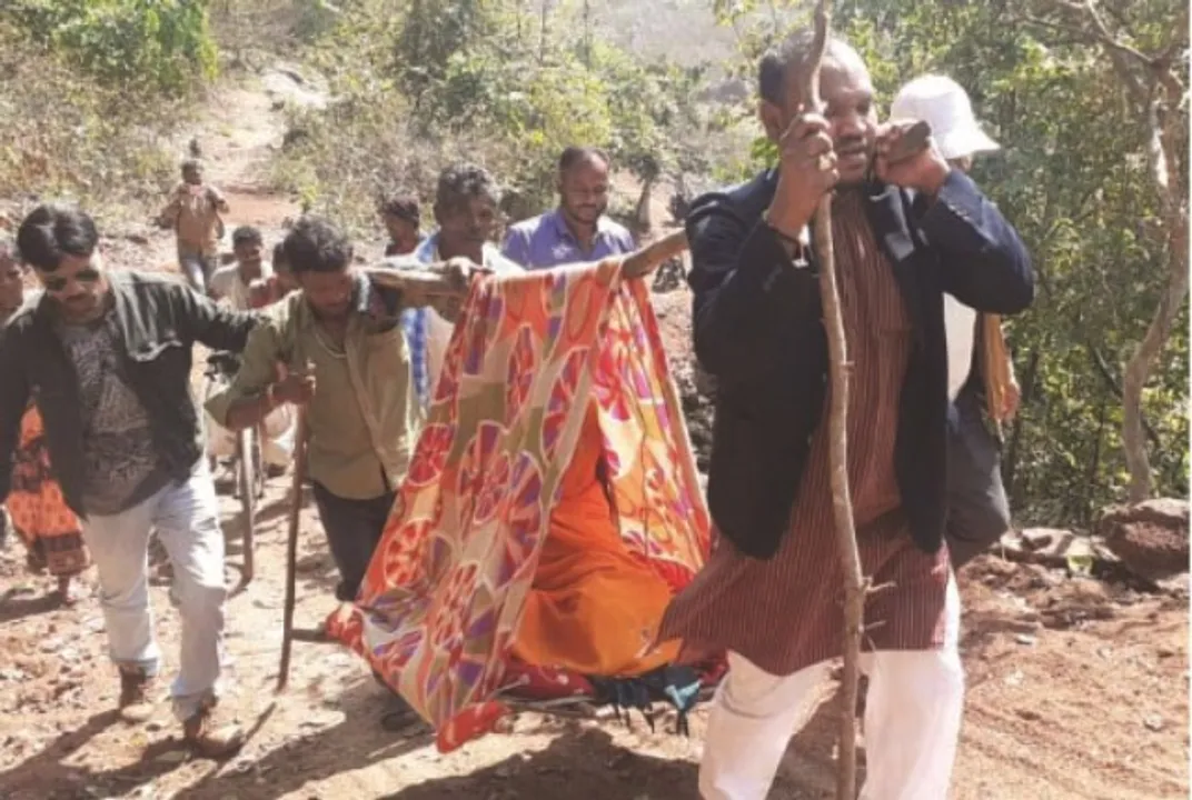 ଗାଁକୁ ନାହିଁ ପକ୍କା ରାସ୍ତା, ଆସିଲାନି ଆମ୍ବୁଲାନ୍ସ : ଗର୍ଭବତୀଙ୍କୁ କାନ୍ଧରେ ବୋହିଲେ ବିଧାୟକ