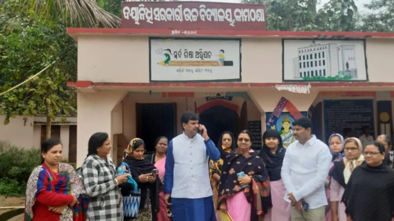  ଭବାନୀପାଟଣା: ଠିକ୍‌ ସମୟରେ ସ୍କୁଲ୍‌ ଆସି ନ ଥିବା ଶିକ୍ଷକଙ୍କ ଦରମା ବନ୍ଦ କରି କୈଫିୟତ୍‌ ମାଗିଲେ ଗଣଶିକ୍ଷା ମନ୍ତ୍ରୀ ସମୀର ଦାସ