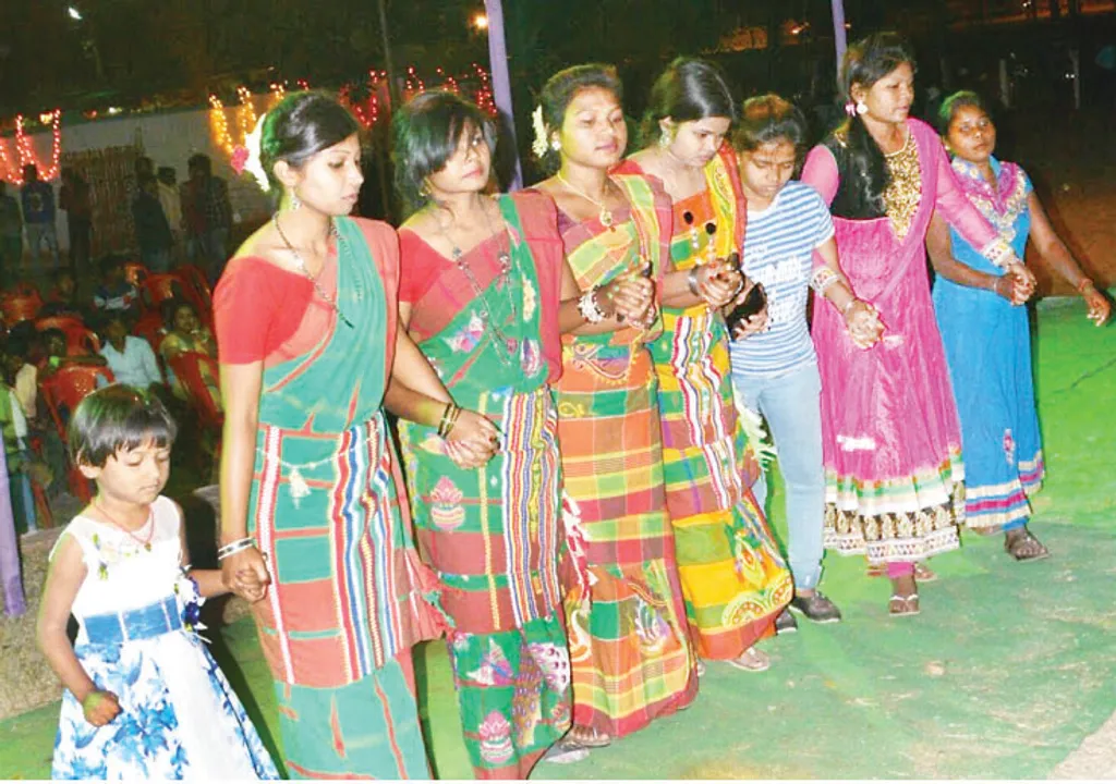  ଧୂମାଧାମରେ ପାଳିଲେ ‘ବାହାବଙ୍ଗା’ ପରବ, ମାରାଂବୁରୁଙ୍କୁ ପୂଜିଲେ ଆଦିବାସୀ