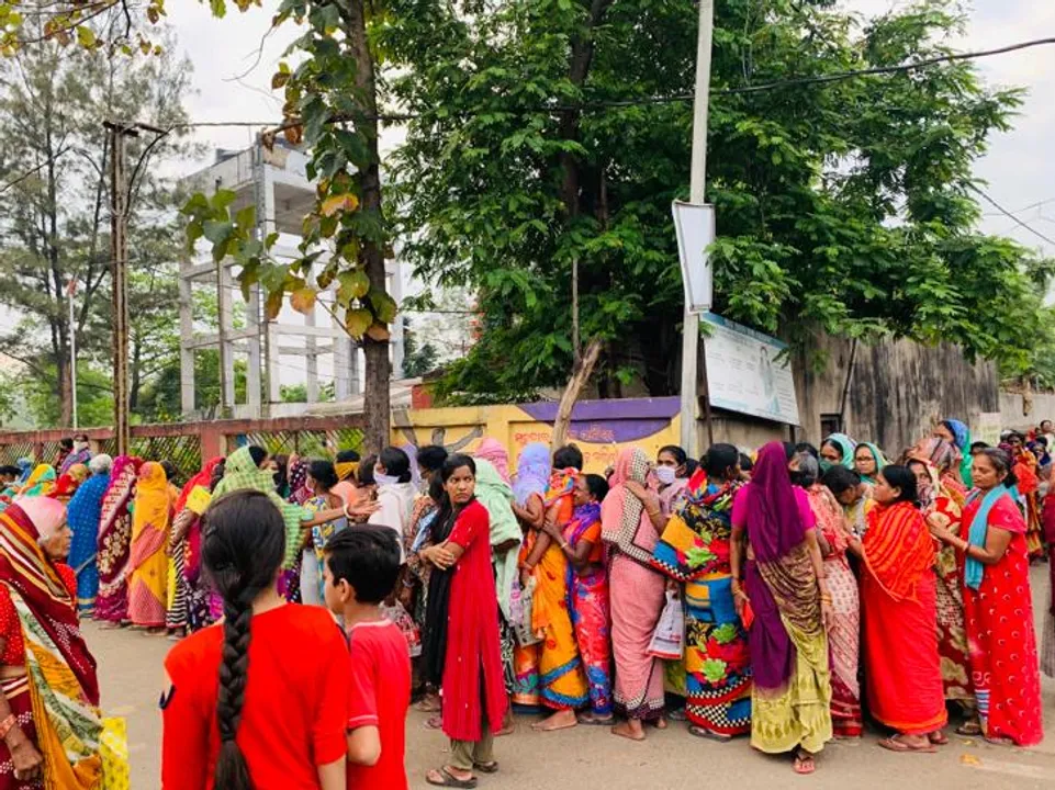  ଠେଲାପେଲା ପାଇଁ ବନ୍ଦ ରହିଲା ଭତ୍ତା ବଣ୍ଟନ, ମାନିଲେନି ସାମାଜିକ ଦୂରତା